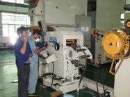 Präzisions-Nivelliermaschine, Spulenplatte-automatische Zufuhr, die Metallmaterial einzieht
